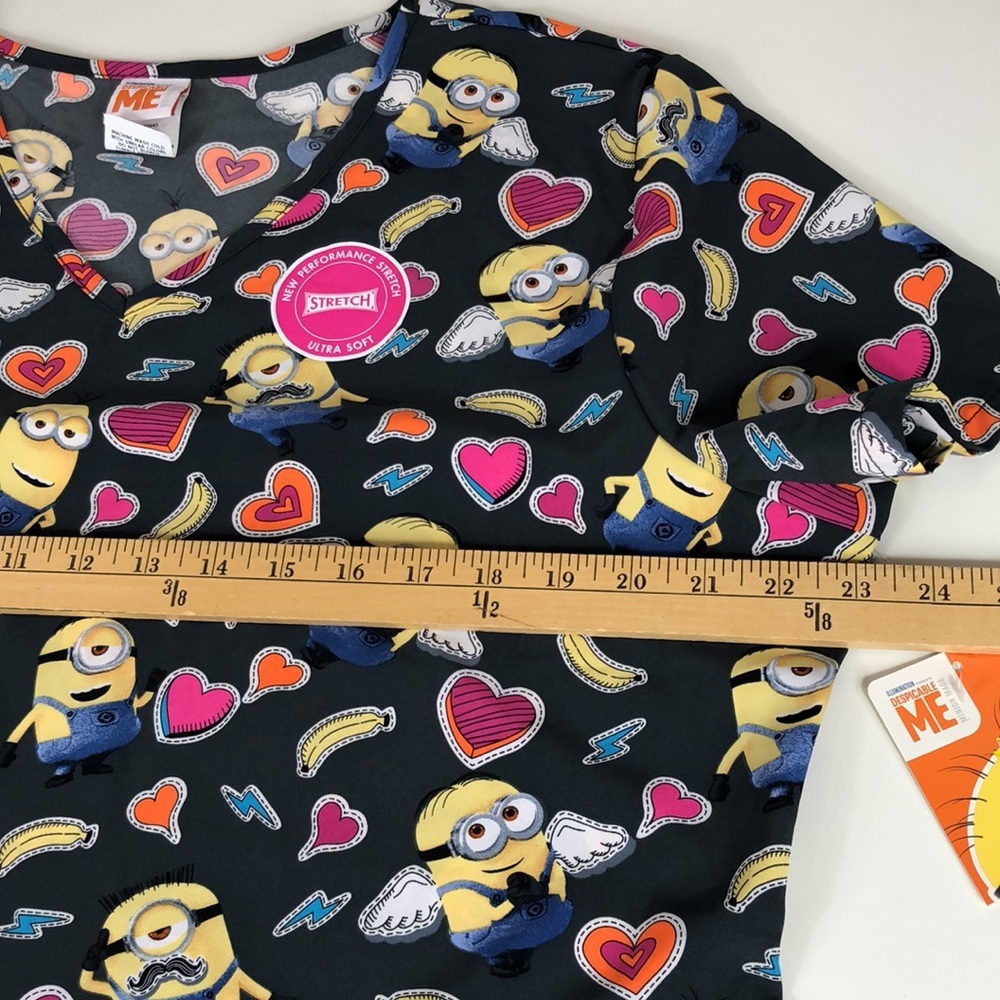 NEW Despicable ME Minion Scrub Top Hearts Banana’s New With Tags Size Large - Picture 12 of 14